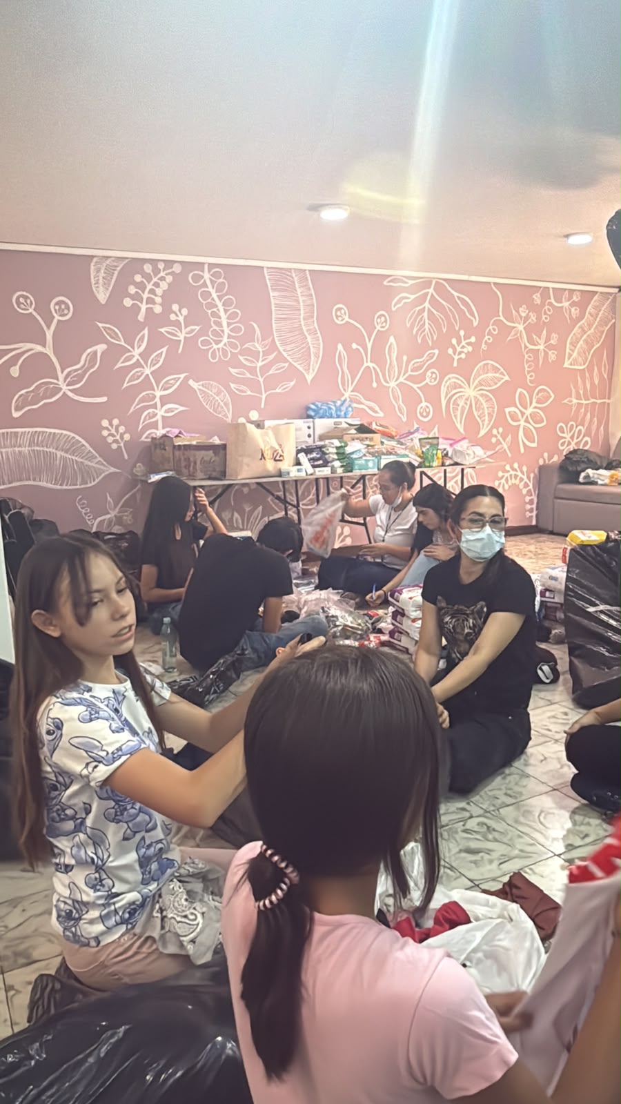 Equipo de Fundación Solecitos organizando y clasificando ayudas